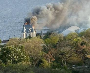 По Одесі вдарили ракетою зі касетними боєприпасами: 4 людини загинули, палає “замок Гаррі Поттера”