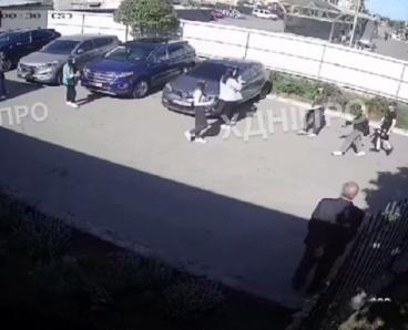 Стріляла в 17-річну дівчину: зʼявилося відео конфлікту між підлітками біля кафе на ж/м Ломівській