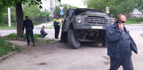 «Застрял в текстурах»: в Павлограде грузовик заполненный углем ушел под землю