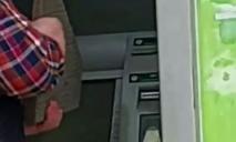 Житель Кривого Рогу хотів розбити шматком тротуарної плитки банкомат, який “зажував” його картку (ВІДЕО)