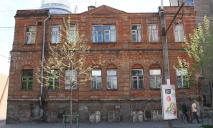 У центрі Дніпра розбирають ще один старовинний будинок: тут був готель та полікліника (ФОТО)