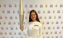 Юная пловчиха из Днепропетровщины пронесла факел с олимпийским огнем во Франции