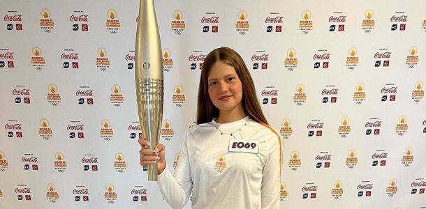 Юная пловчиха из Днепропетровщины пронесла факел с олимпийским огнем во Франции