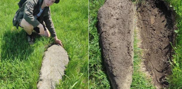 В Днепровском районе археологи нашли каменную стелу, которой более 3 тысяч лет