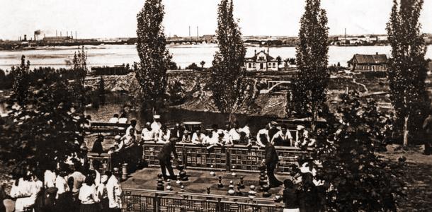 Как играли в шахматы в парке Шевченко в Днепре почти 100 лет назад: уникальное фото огромных фигур