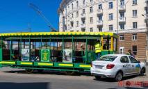 В Днепре ретро-трамвай столкнулся с автомобилем службы такси Uklon