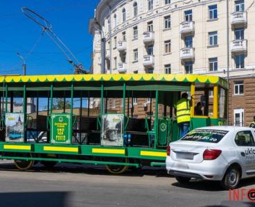 В Днепре ретро-трамвай столкнулся с автомобилем службы такси Uklon