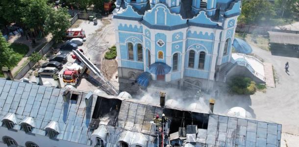 Погибла женщина, еще несколько человек спасли: в Днепре горел храм