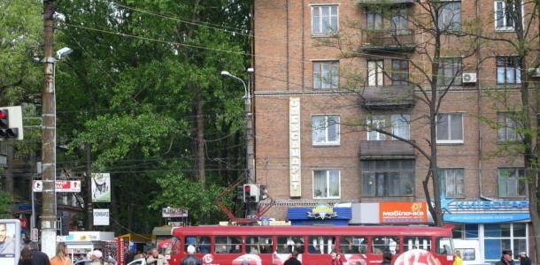 В Днепре жители 12 квартала просят перенести трамвайную остановку с опасного перекрестка: в чем дело