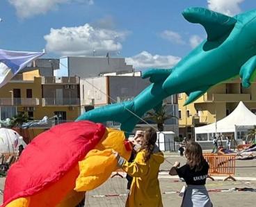 Летюча акула з Дніпра здивувала людей на фестивалі в Італії (ВІДЕО)