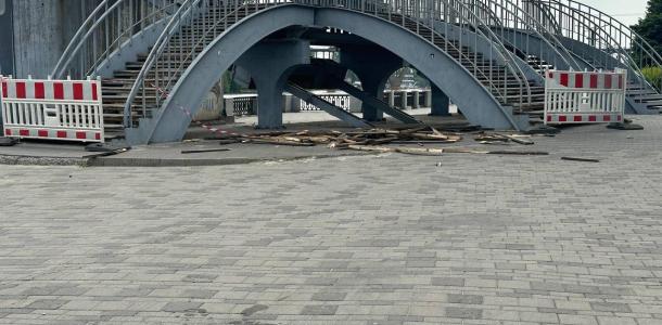 В Днепре частично открыли лестницу пешеходного моста на Монастырский остров