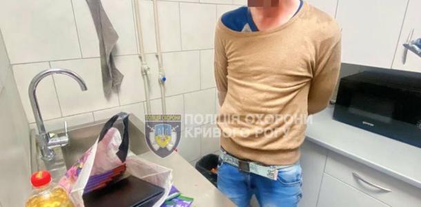 Житель Кривого Рога украл из магазина десять шоколадок и бутылку «Живчика»
