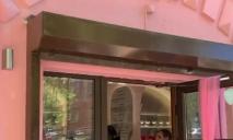 В Днепре владельцы кафе покрасили фасад памятника архитектуры в дерзкий розовый цвет