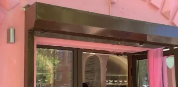 В Днепре владельцы кафе покрасили фасад памятника архитектуры в дерзкий розовый цвет