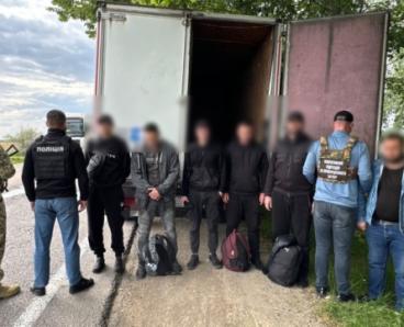 “Замаскувалися” під автопокришки: жителі Дніпропетровщині хотіли виїхати до Молдови у причепі вантажівки