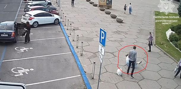 Среди бела дня нападал на женщин в центре Днепра: появилось видео задержание неизвестного хулигана