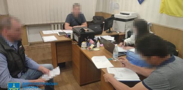 На Днепропетровщине чиновник, зарабатывавший на аренде госимущества, погорел на взятке