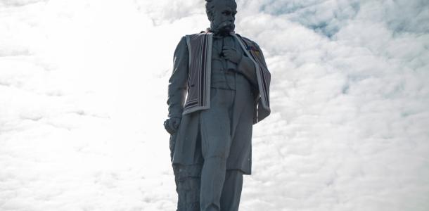 В Днепре на Монастырском острове памятник Шевченку одели в патриотический наряд (фото)
