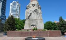 У Дніпрі біля пам’ятника Слави на 9 травня зібралися люди: хотіли співати радянські пісні