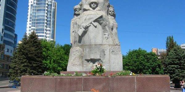 В Днепре у памятника Славы на 9 мая собрались люди: хотели петь советские песни