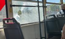 В Днепре неизвестные разбили окно трамвая №12: пассажиры были внутри, комментарий полиции