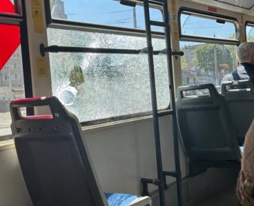 У Дніпрі невідомі розбили вікно трамвая №12: пасажири були всередині, коментар поліції