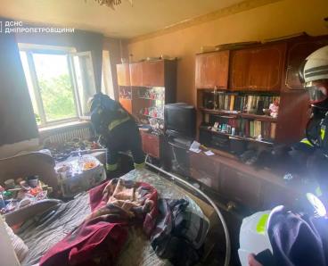 У Дніпрі на ж/м Тополя-3 вогнеборці врятували жінку з палаючої квартири