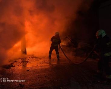 У Дніпрі на території підприємства спалахнула масштабна пожежа: подробиці від ДСНС (ФОТО)