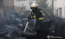 У Дніпрі 22 рятувальники гасили масштабну пожежу на території підприємства (ВІДЕО)