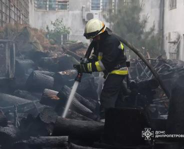У Дніпрі 22 рятувальники гасили масштабну пожежу на території підприємства (ВІДЕО)