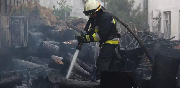В Днепре 22 спасателя тушили масштабный пожар на территории предприятия (ВИДЕО)