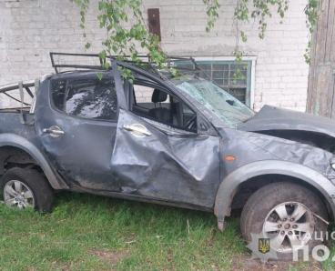 На Дніпропетровщині двоє друзів вкрали авто, яке їм дали на ремонт і перекинулися на ньому у полі