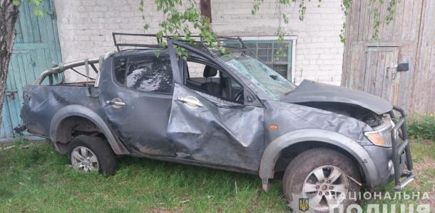 На Днепропетровщине два друга украли авто, которое им дали на ремонт и опрокинулись на нем в поле