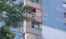 Чистий четвер: у Дніпрі помітили жінку, яка скидала на перехожих сміття з балкона