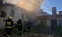 У Дніпрі вогнеборці врятували двох людей під час гасіння пожежі в житловому будинку