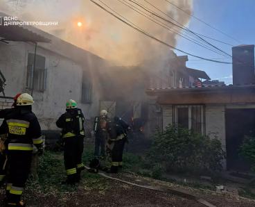 У Дніпрі вогнеборці врятували двох людей під час гасіння пожежі в житловому будинку