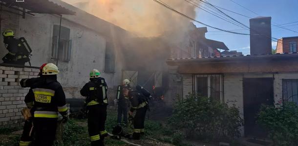 В Днепре пожарные спасли двух человек во время тушения огня в жилом доме