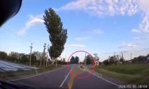 У передмісті Дніпра нетвереза жінка посадила дитину за кермо квадроциклу: відео