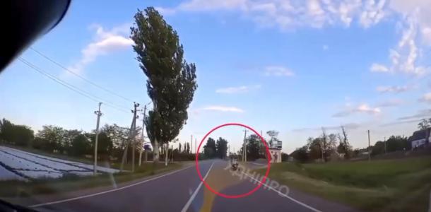 В пригороде Днепра пьяная женщина посадила ребенка за руль квадроцикла: видео