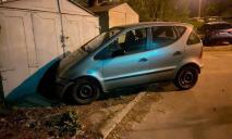 “Повстання” машин: у Дніпрі припаркований автомобіль врізався в гараж