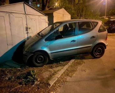 “Повстання” машин: у Дніпрі припаркований автомобіль врізався в гараж