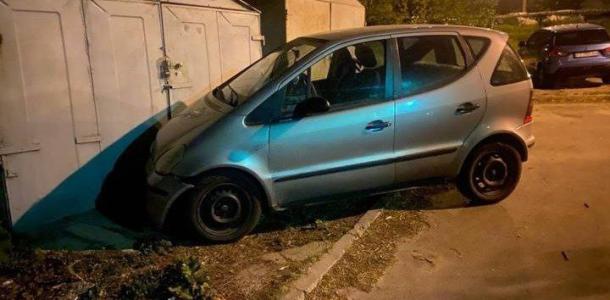 «Восстание» машин: в Днепре припаркованный автомобиль, оставленный без владельца, врезался в гараж