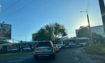 В Днепре движение возле Нового моста парализовано, а троллейбусы и трамваи опаздывают: в чем дело