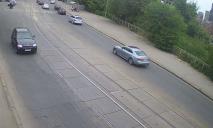 У центрі Дніпра зіткнулися Mazda та Toyota: рух ускладнено