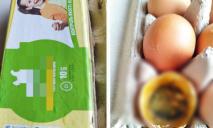 Тухлі та з опаришами: жителька Дніпра поскаржилася на яйця, які вона придбала в АТБ