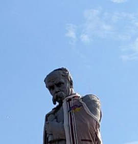 В Днепре на Монастырском острове памятник Шевченку одели в патриотический наряд (фото)