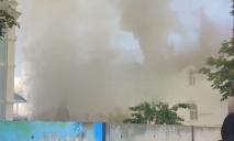 Всередині можуть бути люди: у Дніпрі загорілися будівлі на території церкви