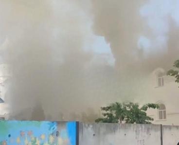 Всередині можуть бути люди: у Дніпрі загорілися будівлі на території церкви
