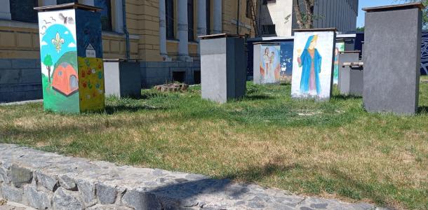 Котики-археологи и шаманки: в центре Днепра появились необычные рисунки