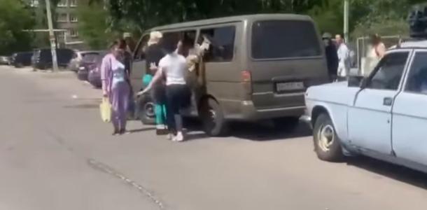 Представители ТЦК прокомментировали видео с «эпическим побегом» мужчины из окна автомобиля в Днепре
